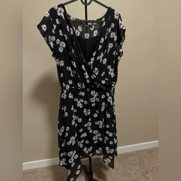 Reitmans Black and White Floral Mini Dress⭐️ - Picture 5 of 5